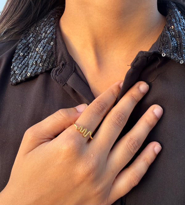 Wave lines ring